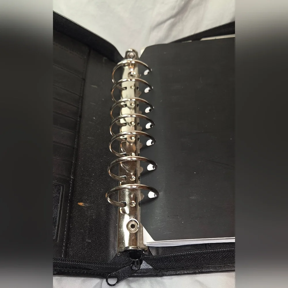 Dayrunner Genuine Leather Zip Around 7 Ring Binder